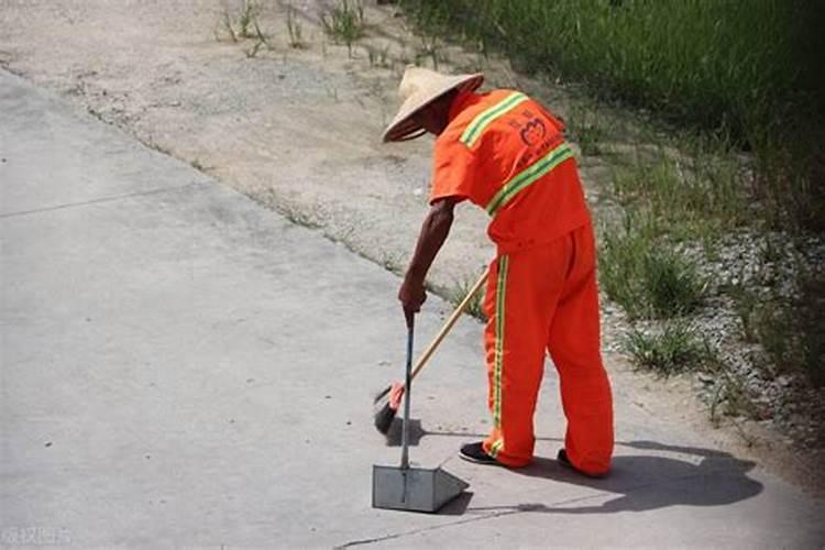 梦到自己扫大街什么意思