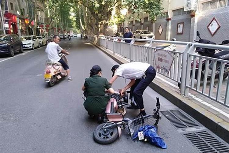 梦见好多人骑电动车