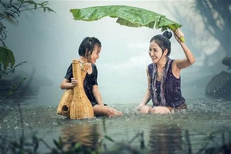 孕妇梦见很大的雨水