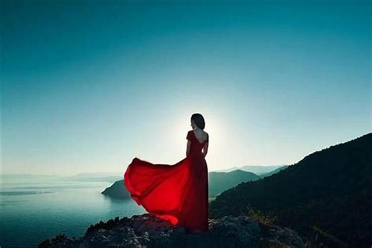 梦见自己穿红裙子是什么意思