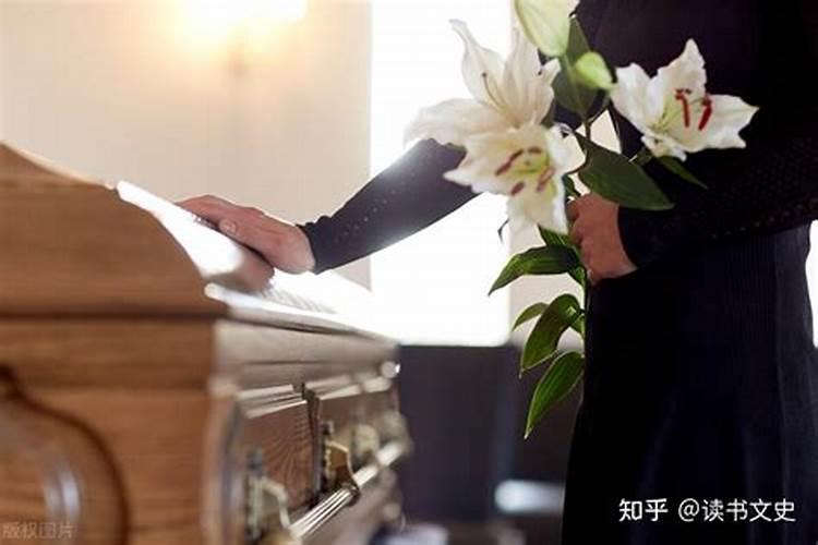 梦见父亲死了装在棺材里