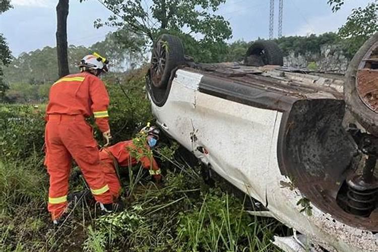 男人梦见翻车了