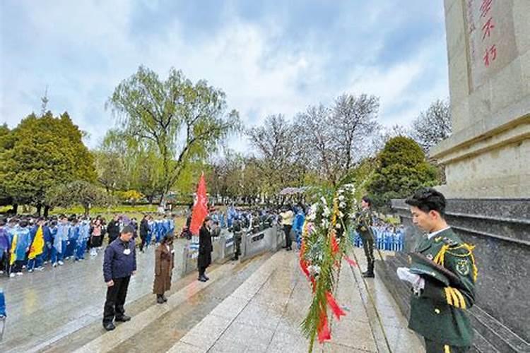 属猪明年破太岁带什么