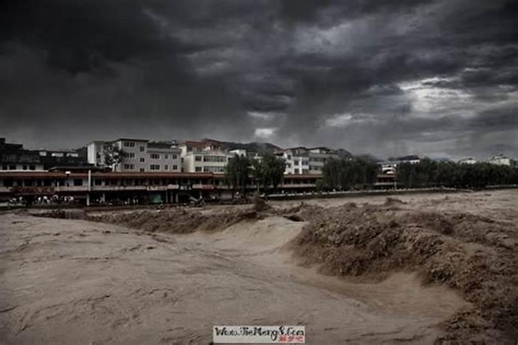 孕妇梦见下好大雨什么寓意