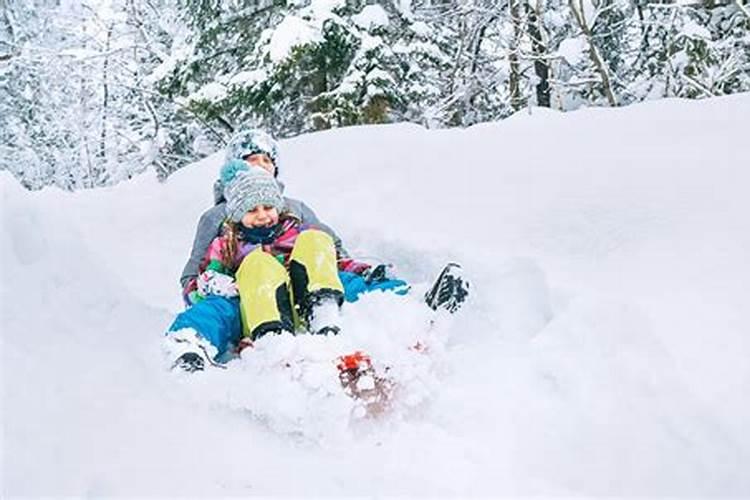 梦见自己爬雪坡滑下来