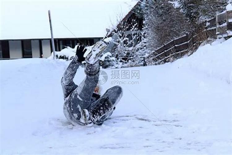 梦见下雪差点滑倒是什么意思