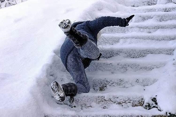 梦见大雪滑倒塌