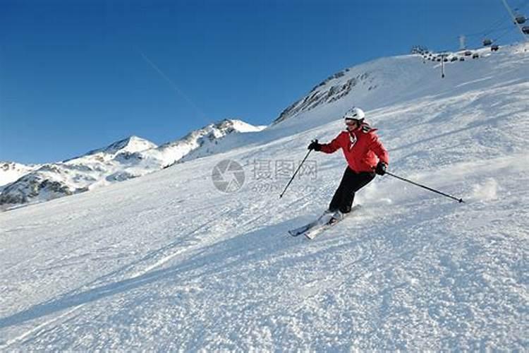 梦见自己从雪坡上滑下来