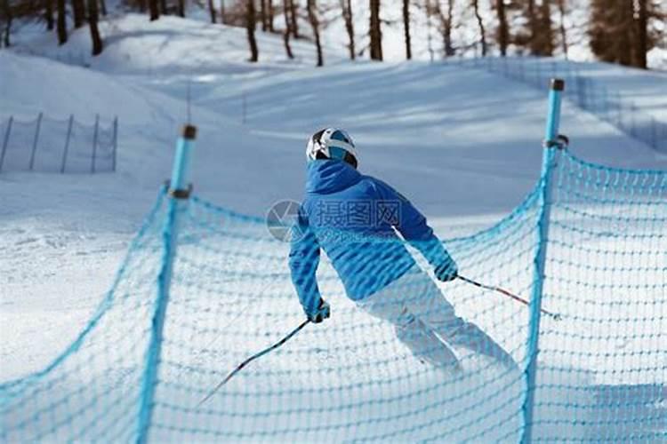 梦见自己从雪坡上滑下来