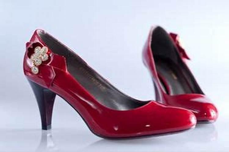 梦见自己穿红鞋是什么意思女人