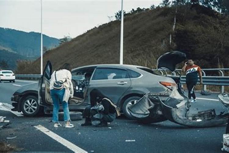 梦到亲人出车祸受伤是什么意思啊