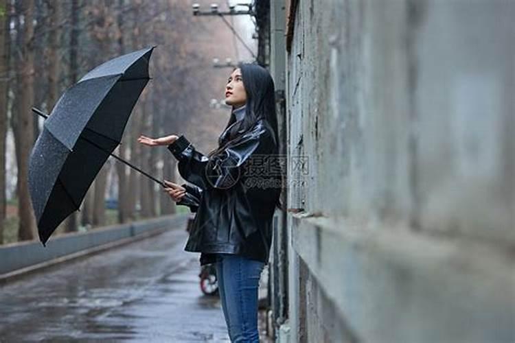 已婚女人梦见下雨预示着什么怎么破解