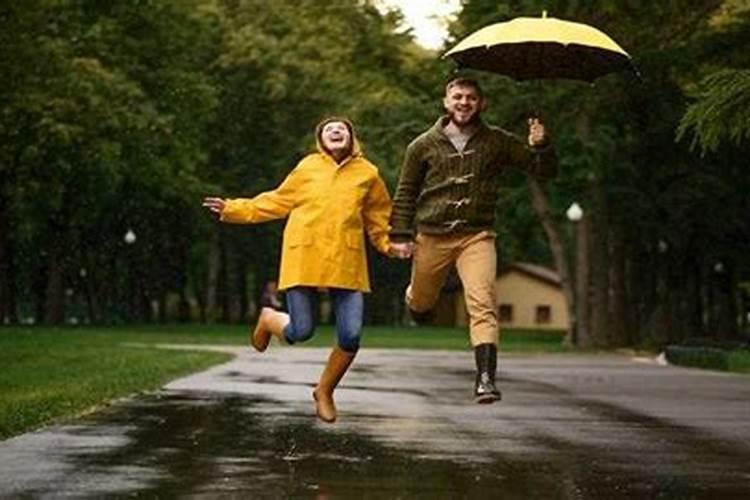 已婚女人梦见下雨淋湿自己