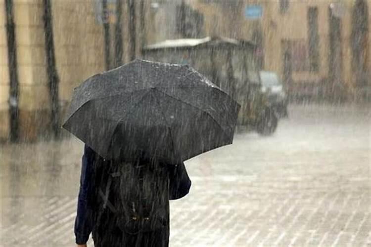 已婚女人梦见屋外下大雨