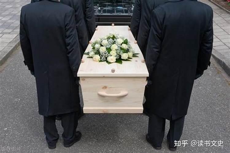 梦见自己爸爸死了还在棺材里,棺材在屋里摆着