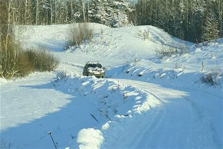 梦见下大雪在滑雪好不好