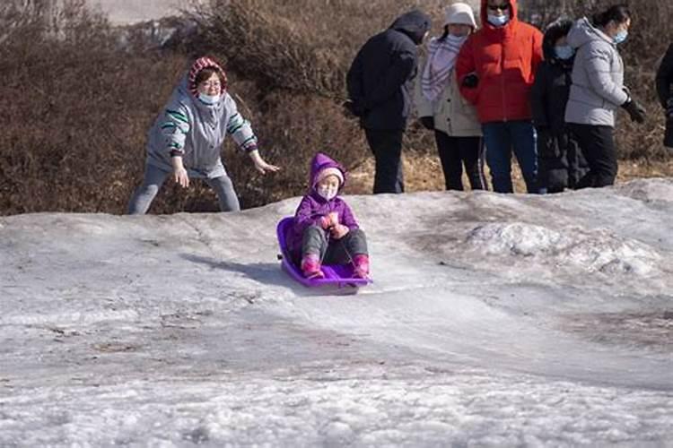 梦到在雪上滑