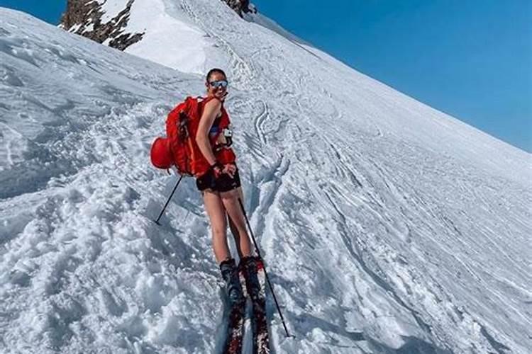 梦见自己爬雪山滑下