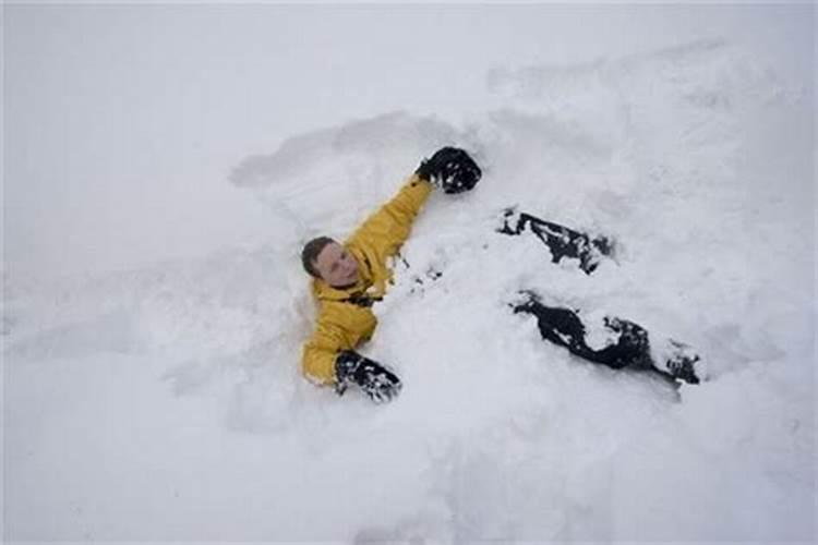 梦见雪地上坡又滑下来了