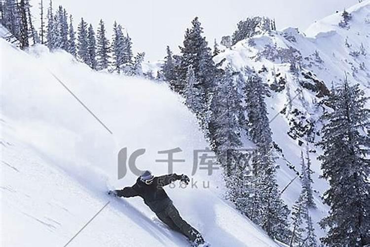 梦见自己从雪坡上滑下来了