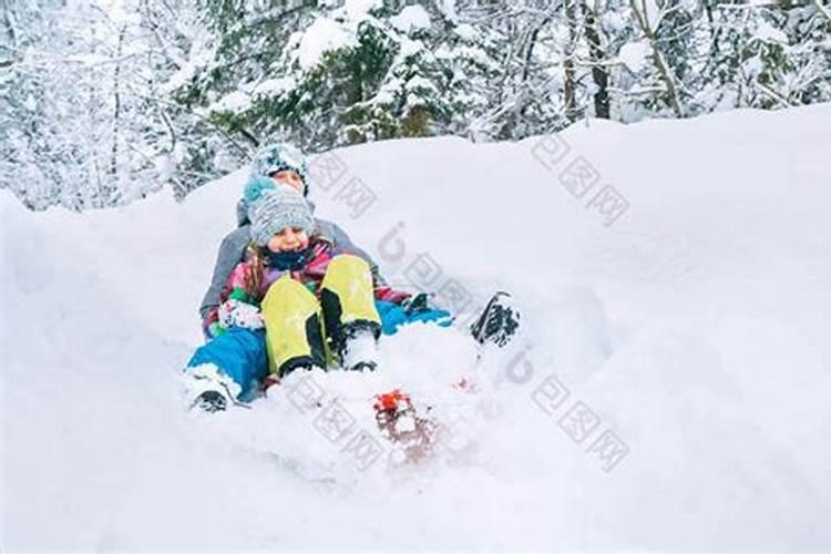 梦见自己从雪坡上滑下来了