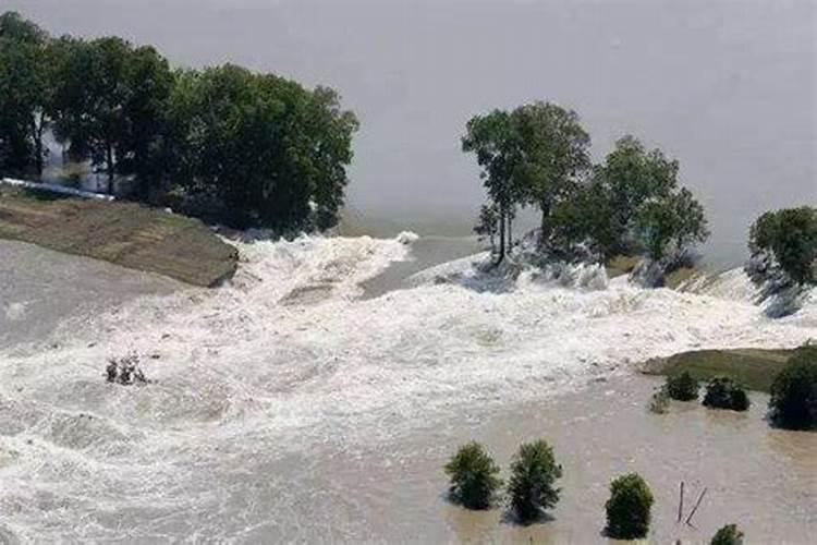 梦见地动山摇洪水泛滥是什么意思