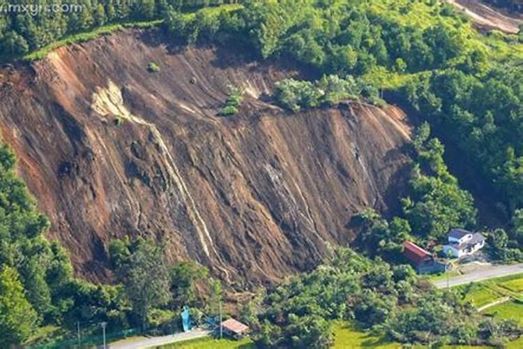 梦见山体塌方和水