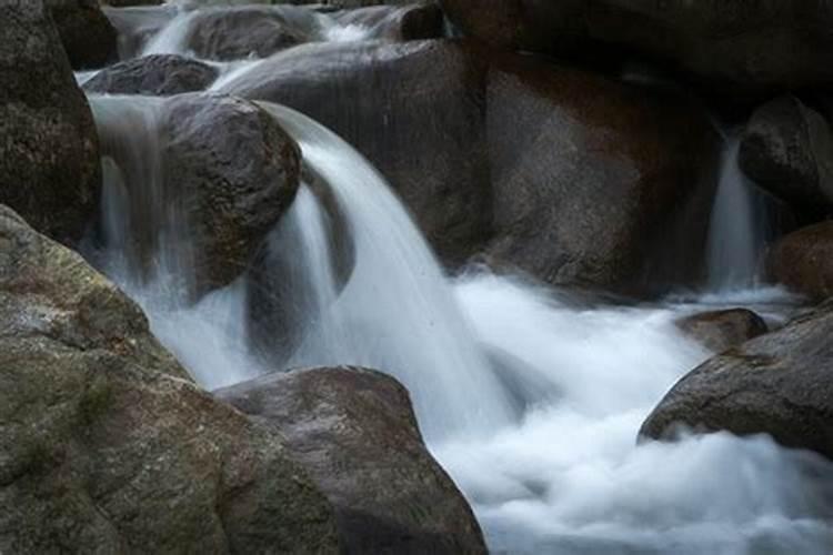 梦见土里有水流出