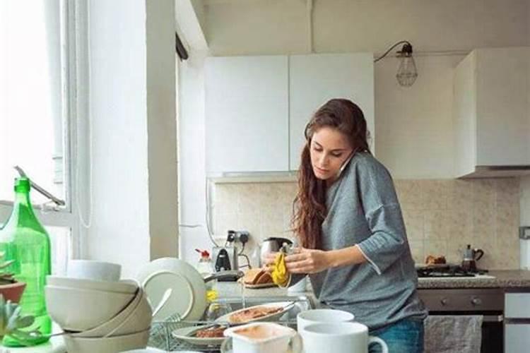 已婚女人梦见家里来了好多人吃饭菜都吃完了啥意思