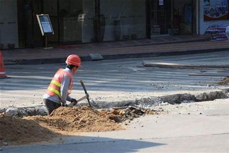 梦见修路很多黄土