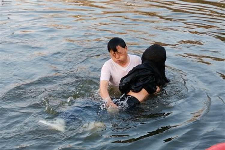 梦到救人落水什么意思啊女生