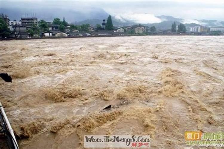 梦见山体塌陷,涨洪水