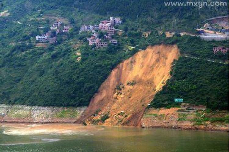 梦见山体滑坡河水暴涨