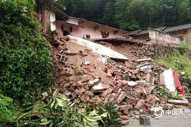 梦见下大雨山体滑坡,房子倒塌