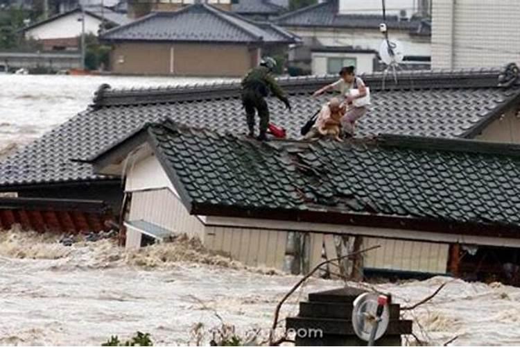 梦见山体滑坡被水冲走