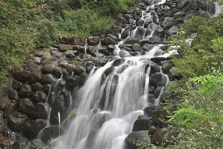 梦见山坡上全是土和水