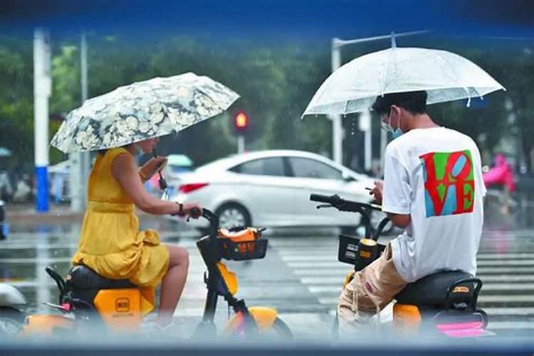 女人梦见下雨了自己打把雨伞丢了