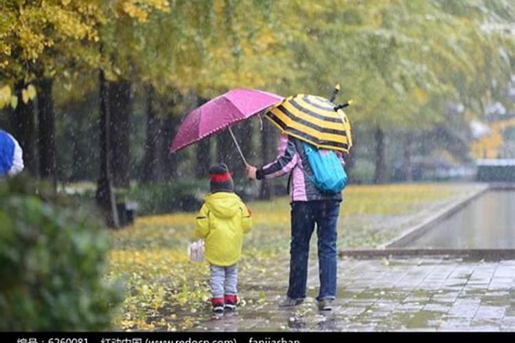 梦见下雨为孩子撑伞