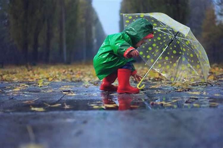 梦见下雨为孩子撑伞
