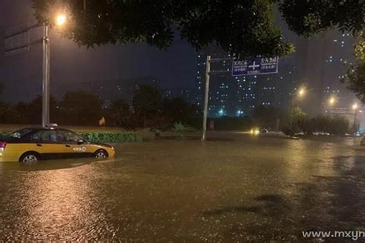 梦见下雨,地上全是水