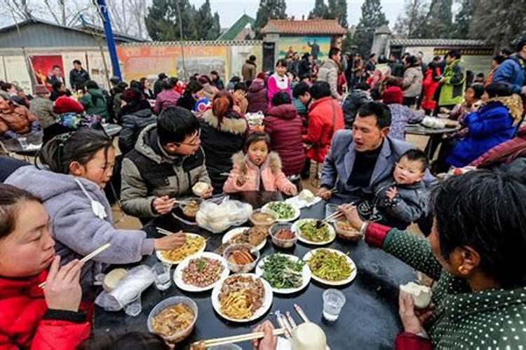 梦见酒席很多人在吃饭