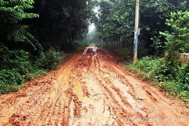 女人梦见自己冒雨前行道路泥泞