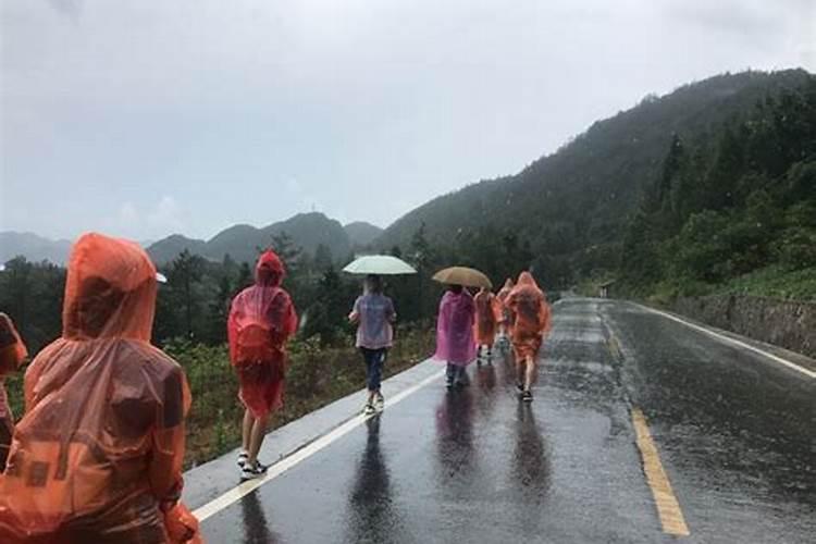 女人梦见自己冒雨前行女人梦梦到自己冒着暴雨往前上走