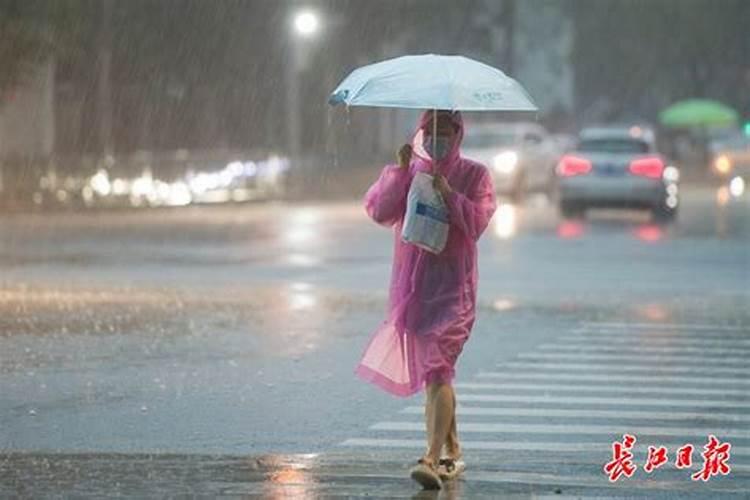 女人梦见自己冒雨前行背上重