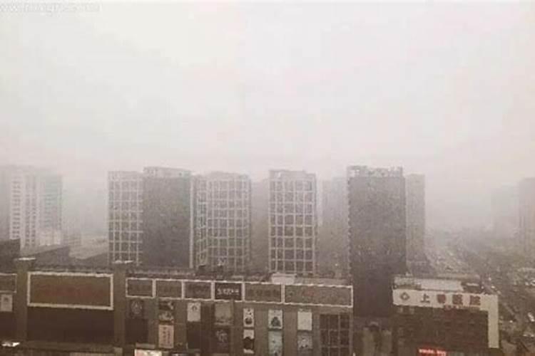 女人梦见刮大风下大雨吹进屋