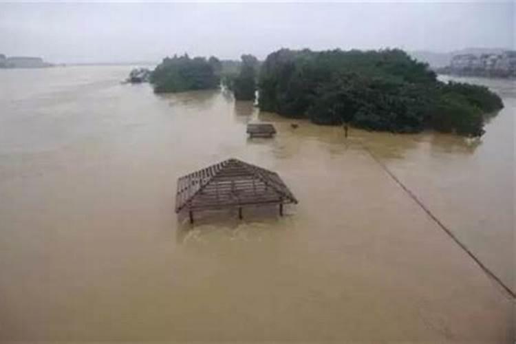 女人梦见刮大风下大雨,长大水房子都淹了