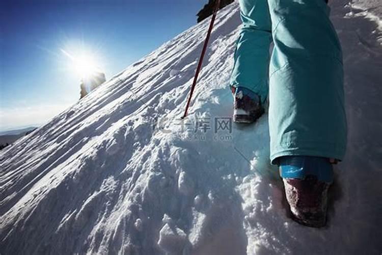 女人梦见滑雪上坡下不去了