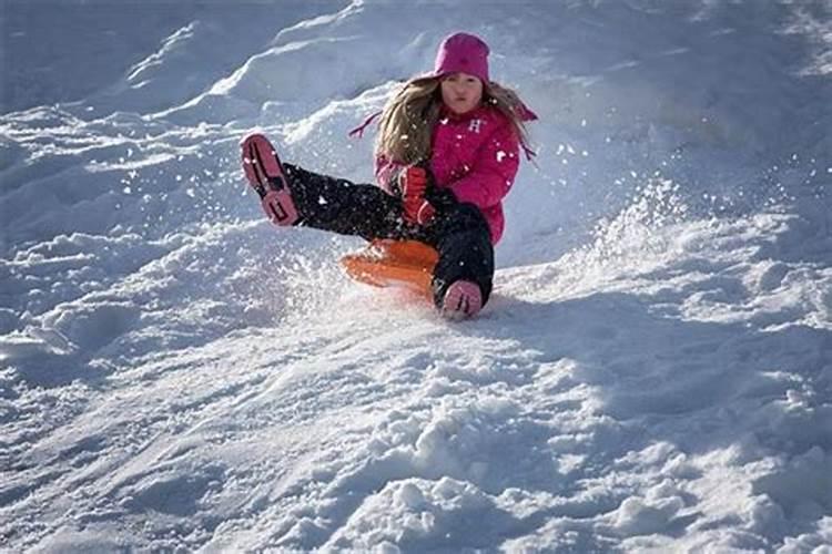 女人梦见滑雪下坡不顺