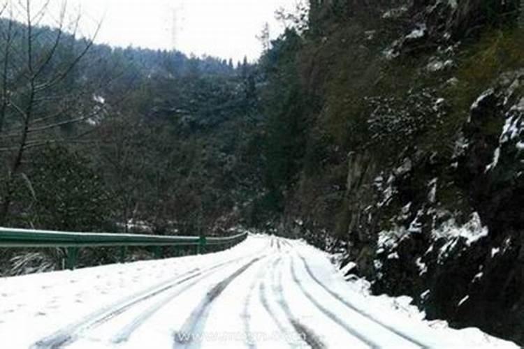 梦见走在下雪的路上上坡很滑