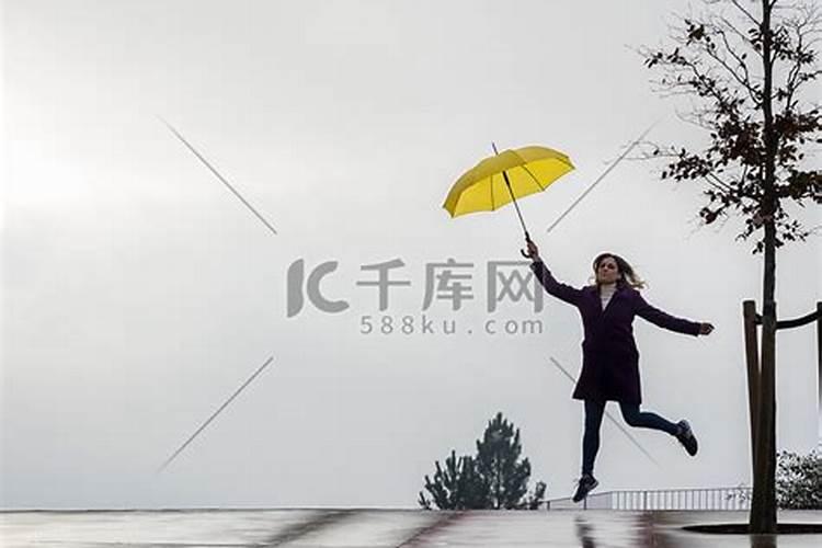 梦见和女人打伞在雨中行走什么意思